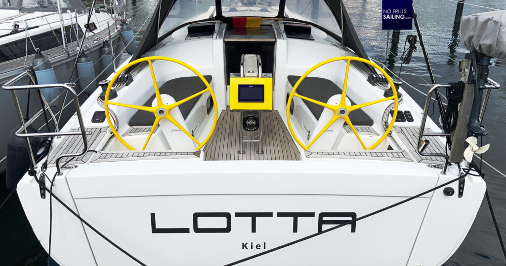 Jacht Z Dwoma Kolami Sterowymi